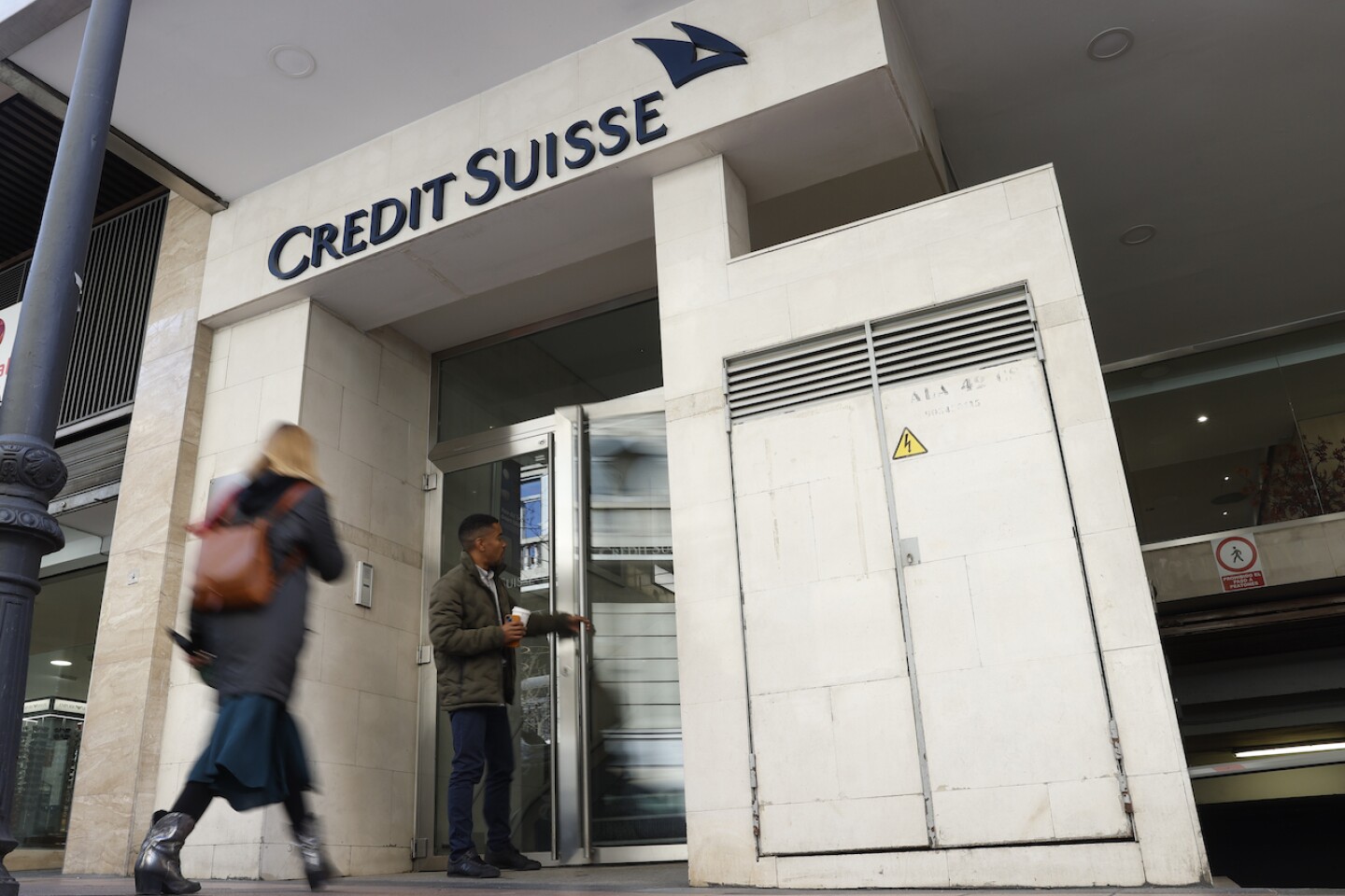 Credit Suisse abre con una subida del 31 % tras anunciar un prÈstamo