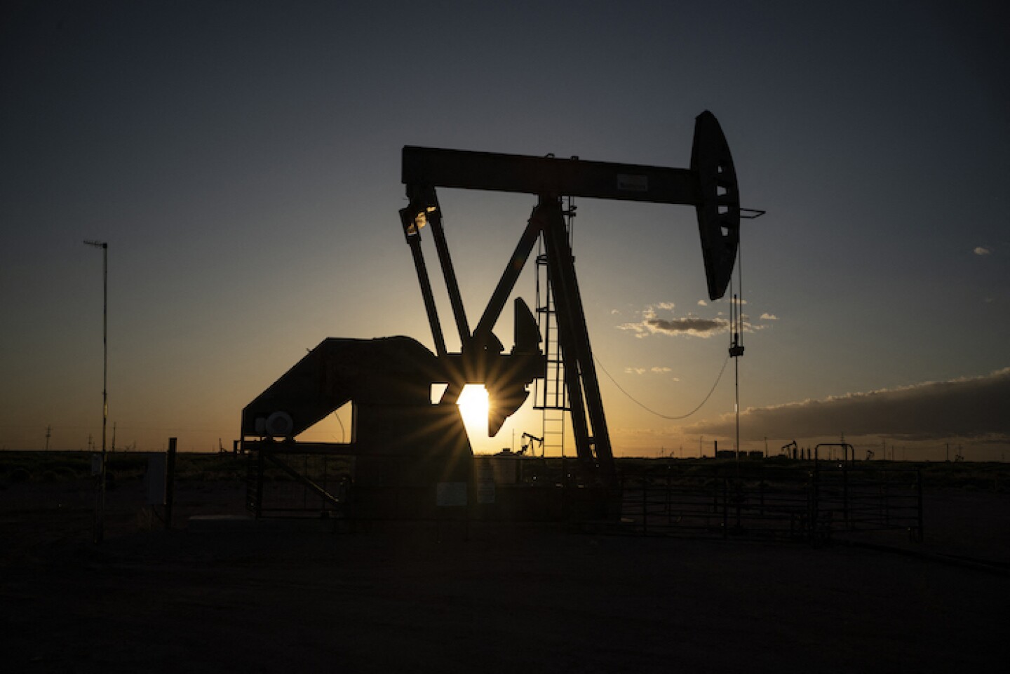 FILES-US-MERGER-OIL-CLIMATE-EXXONMOBILE-PIONEER