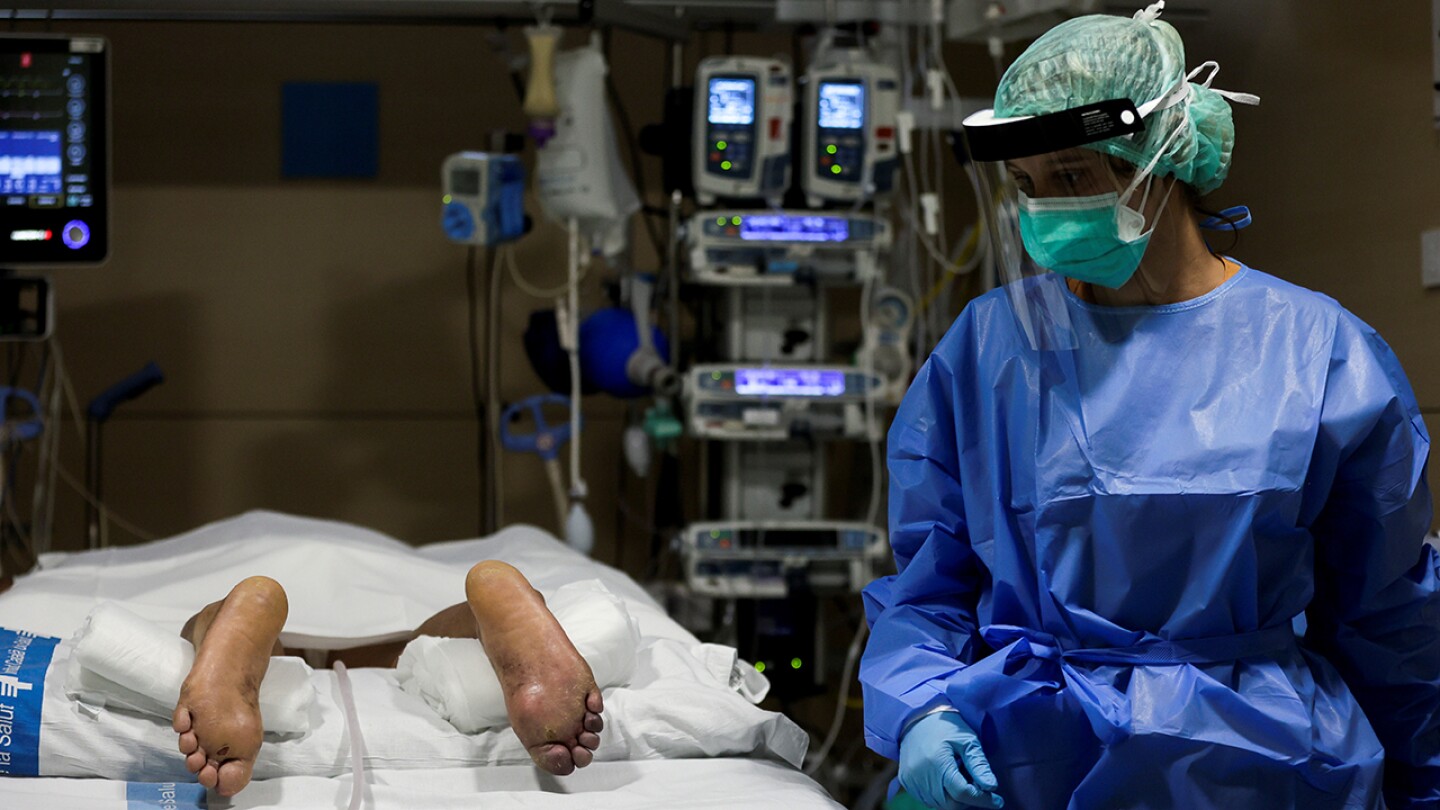 Poner a los pacientes boca abajo reduce la necesidad de intubación y su mortalidad