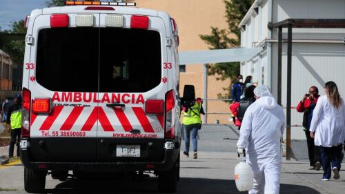 Un médico sanitiza la ambulancia al entrar a la unidad de atención temporal Morelos.