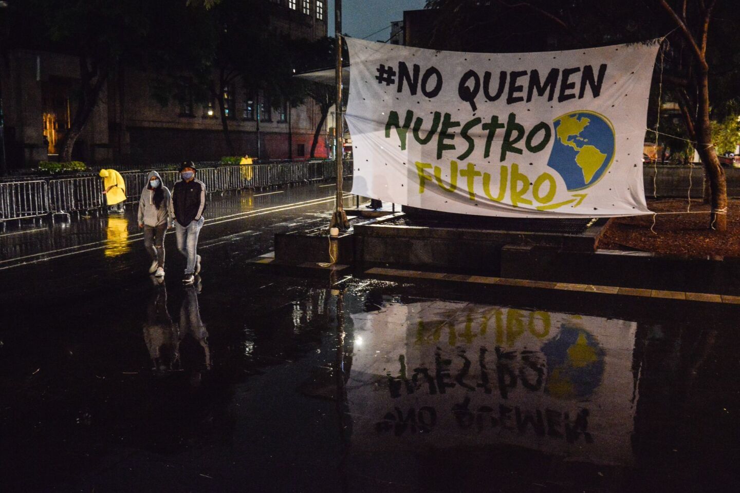 Organizaciones ambientalistas se manifestaron bajo el lema “Basta de explotar a Tabasco”, frente a las instalaciones de la Suprema Corte de Justicia de la Nación.