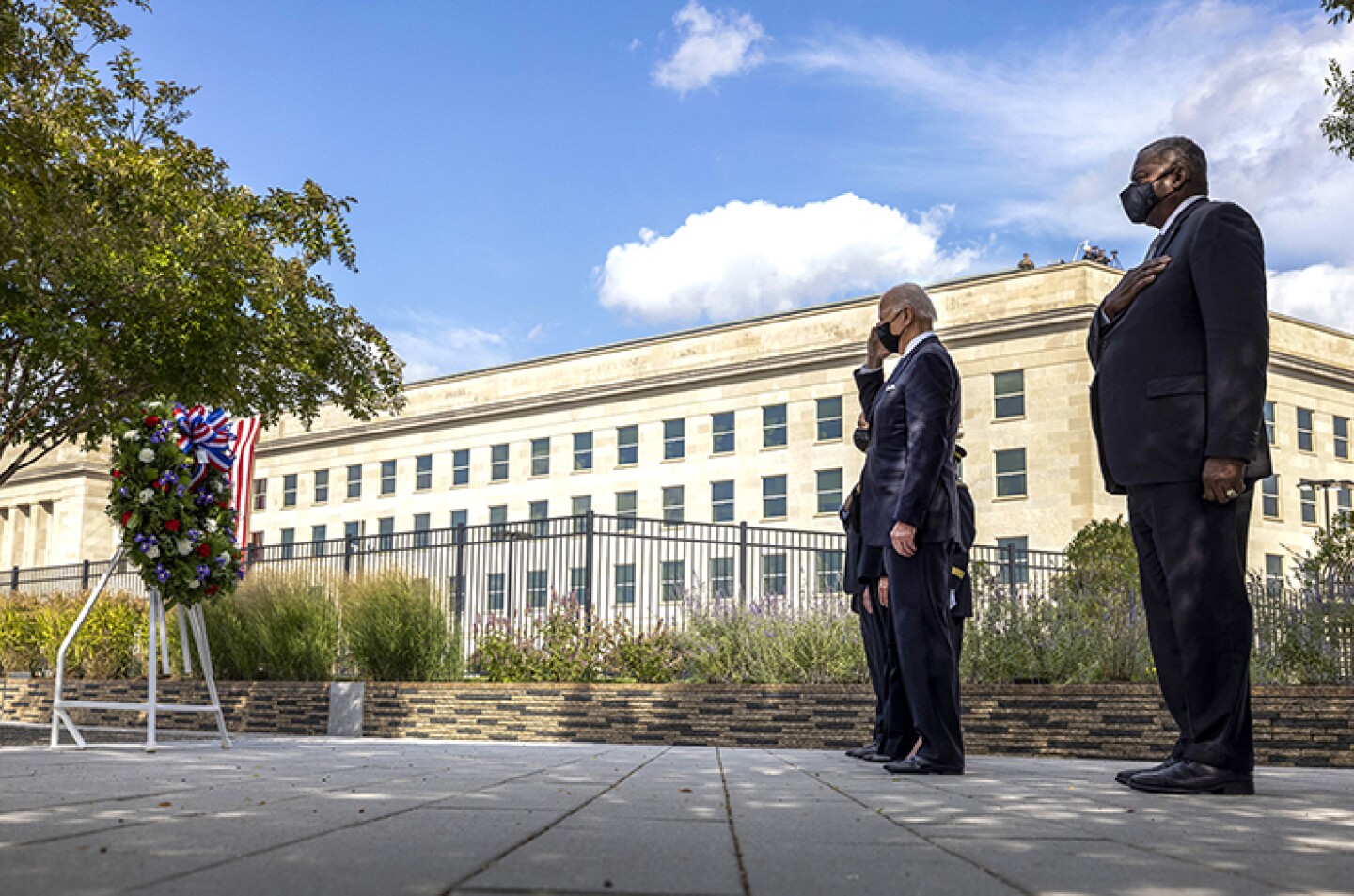 Biden asiste a homenaje
