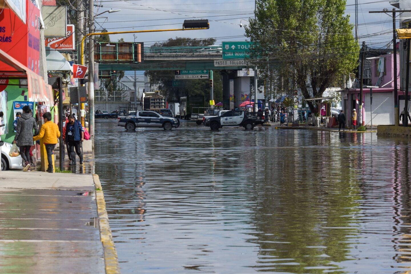 La entrada a San mateo Atenco amaneció inundada después de las lluvias de las últimas horas, afectando a vecinos y comercios de la zona que permanecieron cerrados.