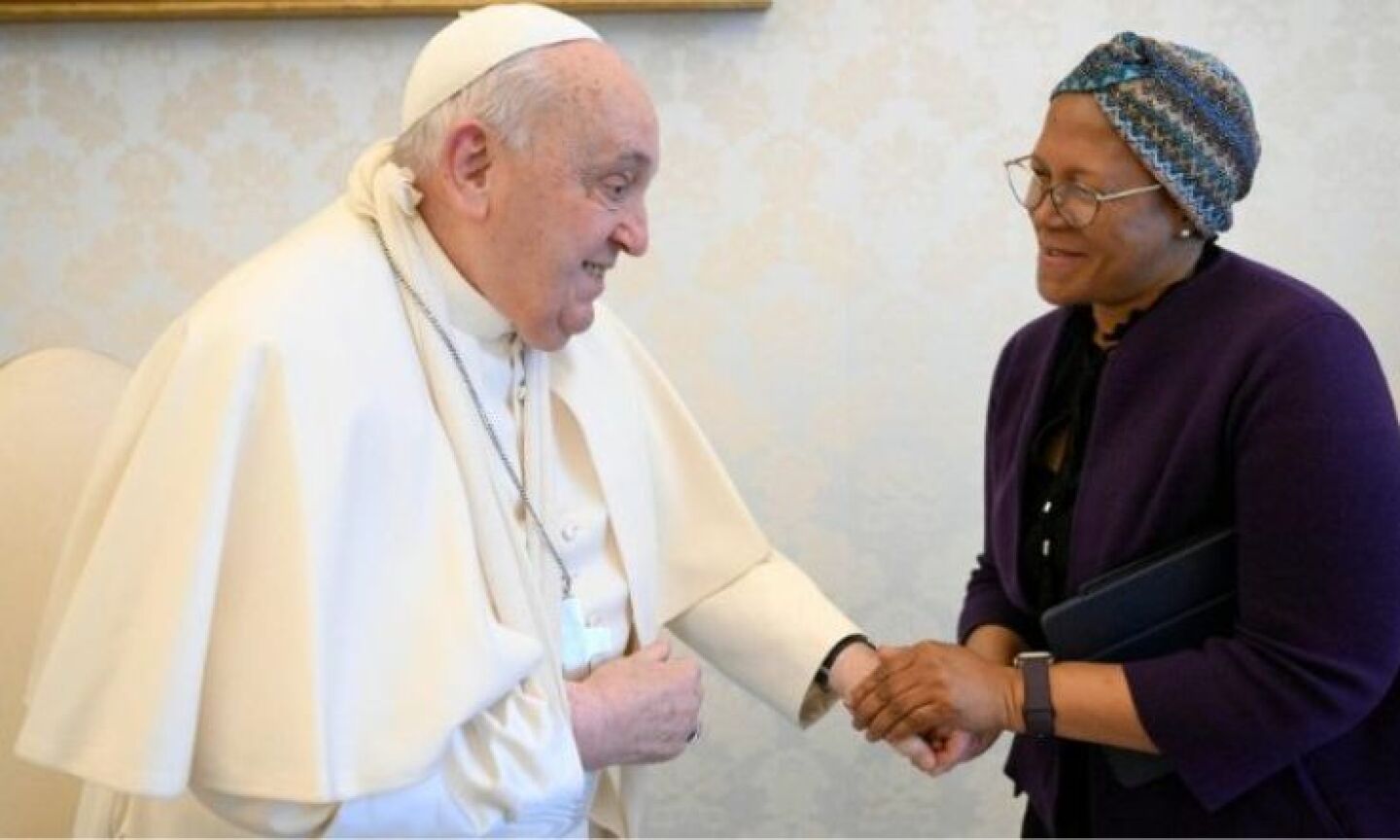 El Papa sufre caída y le inmovilizan el brazo