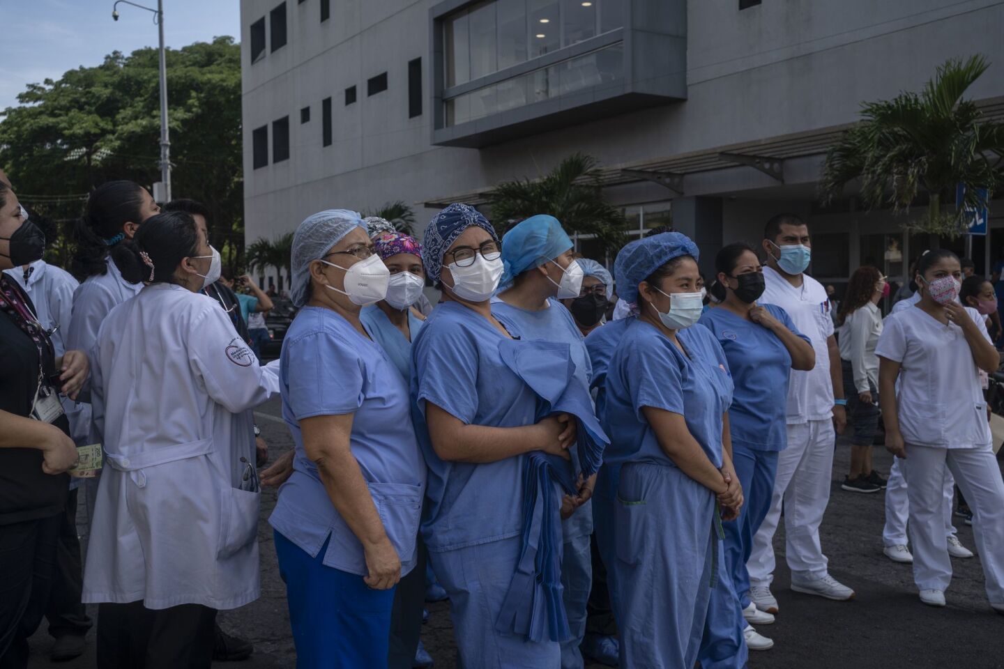 Personal médico, pacientes y familiares que tienen personas convalecientes internadas en el Hospital General de Veracruz, participaron del Macro Simulacro Nacional coordinado por oficiales de Protección Civil Estatal y autoridades del nosocomio. El evento terminó sin inconvenientes y con amplia participación de los ciudadanos.