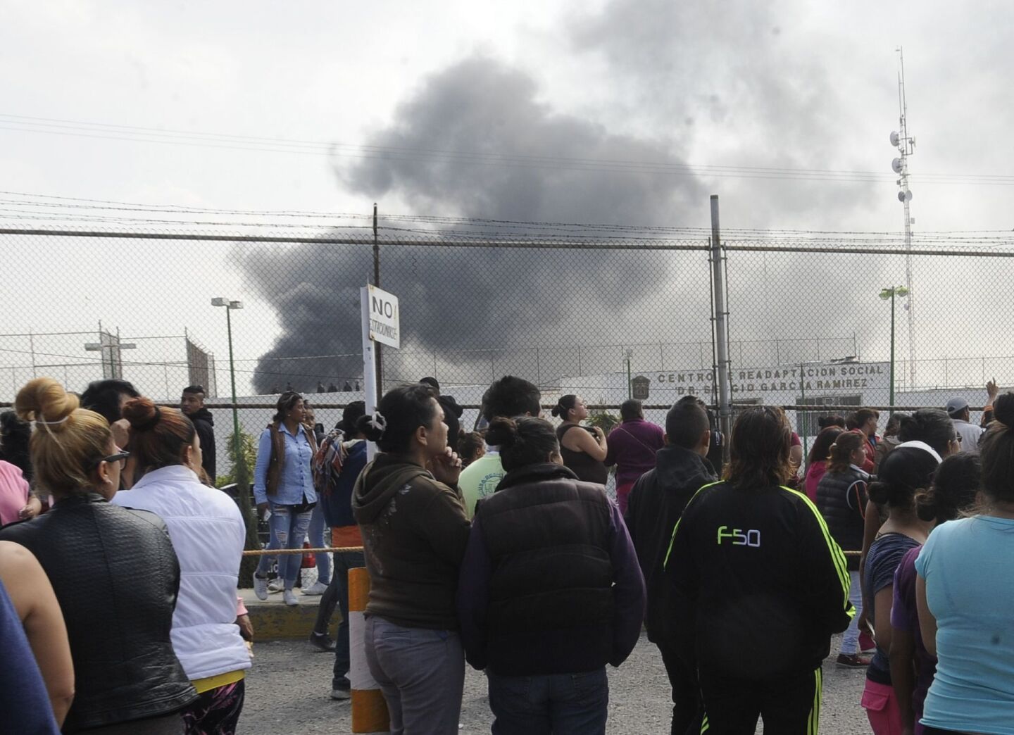 ECATEPEC, ESTADO DE MÉXICO, 30OCTUBRE2017.- Se registro un riña al interior del penal de Chiconautla, 300 elementos de la policía mexiquense tuvieron que intervenir para tomar el contral. Los hechos se registrarona las 07:45 horas cuando reclusos intentaron agredir al reo Luis "N", el domingo fueron trasladados varios internos que presuntamente le brindaban protección. Se reportaron dos heridos; un reo y un custodio. Se pudo observar una columna de humo negro, lo que alerto a los familiares de los internos.FOTO: ARMANDO MONROY /CUARTOSCURO.COM