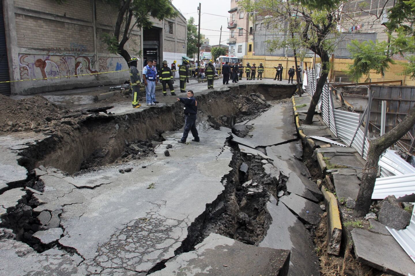 MÉXICO, D.F., 18JUNIO2012.- Bomberos de la Ciudad de México y elementos de Protección Civil del Distrito Federal, acordonaron la zona donde se registro un hundimiento de aproximadamente 25  metros en la calle Norte 29 y la avenida Industriales, en la colonia Moctezuma segunda sección.FOTO: SAÚL LÓPEZ /CUARTOSCURO.COM