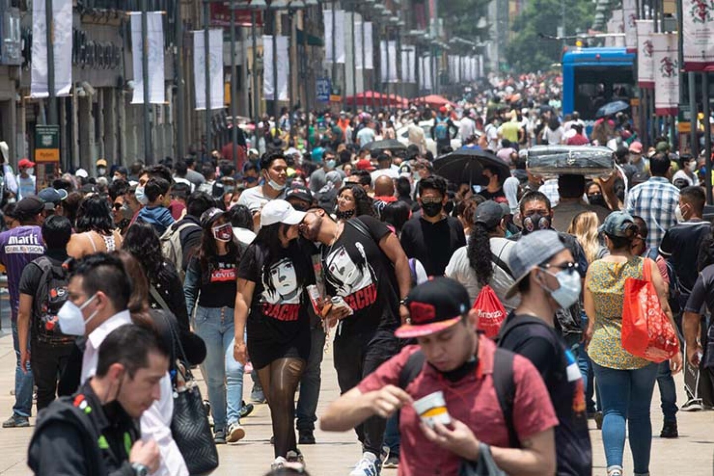 Autoridades de salud federal  informaron la activación del semáforo rojo epidemiológico por covid-19 en la capital, sin embargo, Claudia Sheinbaum, jefa de gobierno, indicó que se mantendrá en naranja sin cierre de actividades.