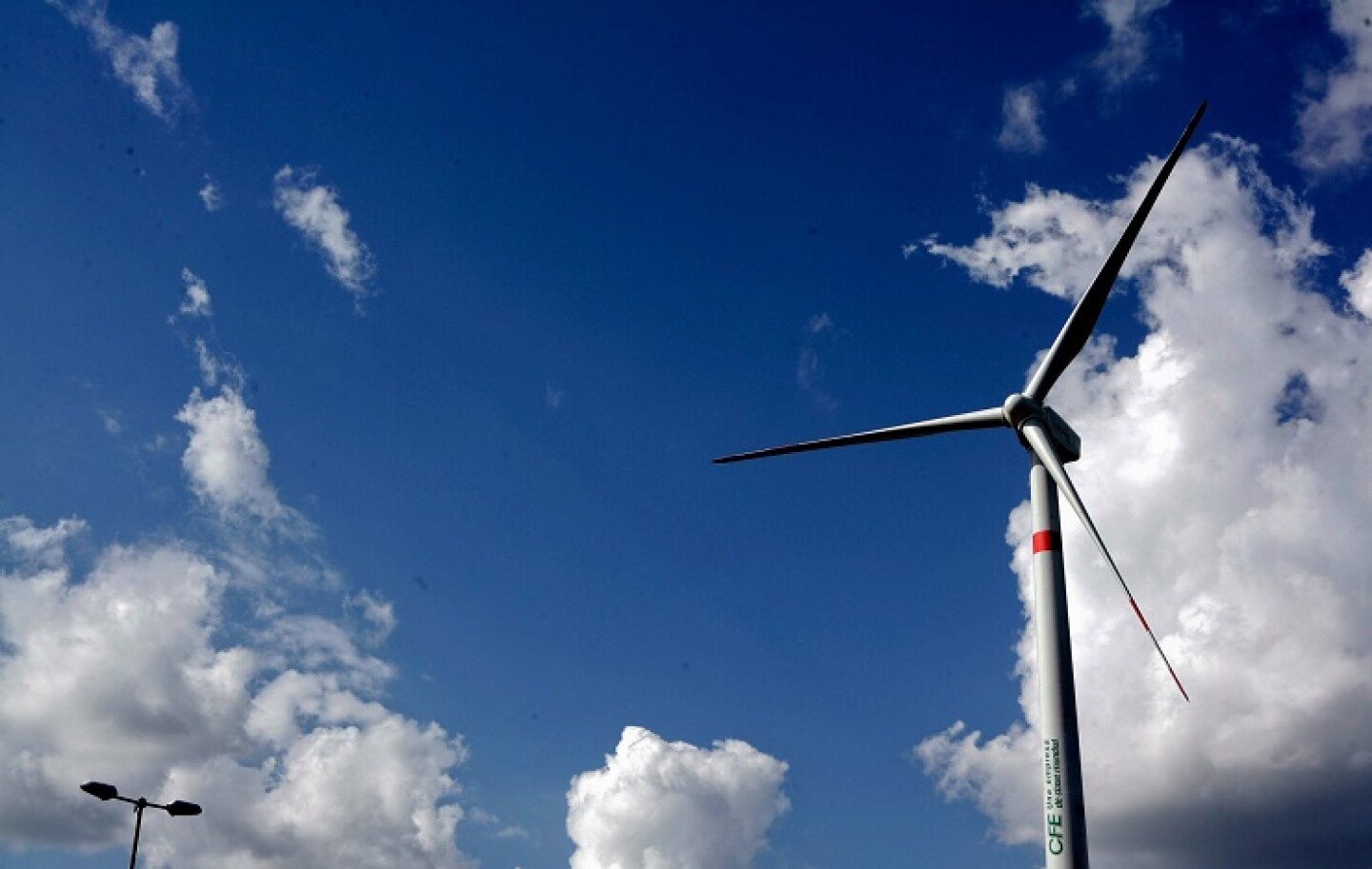 CANCUN, QUINTANA ROO, 12NOVIEMBRE2010.- La torre eólica o aerogenerador de viento es la que alumbrará las actividades oficiales de la Cumbre Mundial sobre Cambio Climático (COP-16) que se realizará en el hotel Moon Palace y el recinto Cancún Messe, Dicha edificación, es un proyecto que impulsa la Comisión Federal de Electricidad (CFE).FOTO: AMARANTA PRIETO/CUARTOSCURO.COM