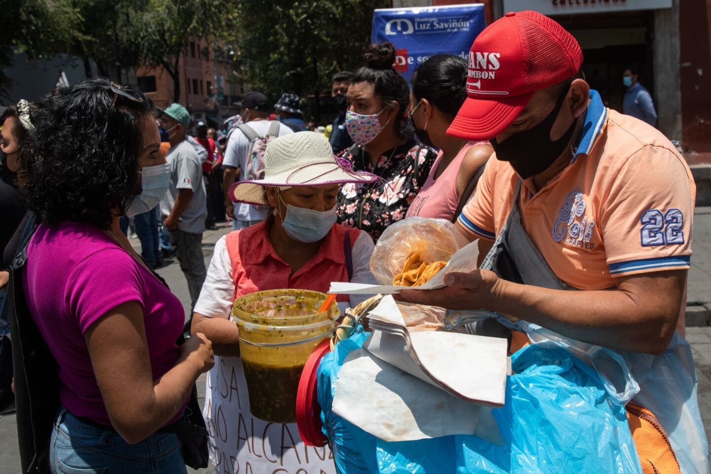 Los tacos de canasta son el entremés perfecto durante las marchas en el primer cuadro.