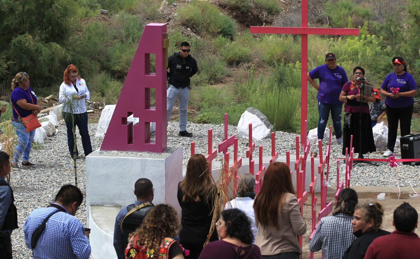 Crean memorial en honor a mujeres víctimas de violencia al norte de México