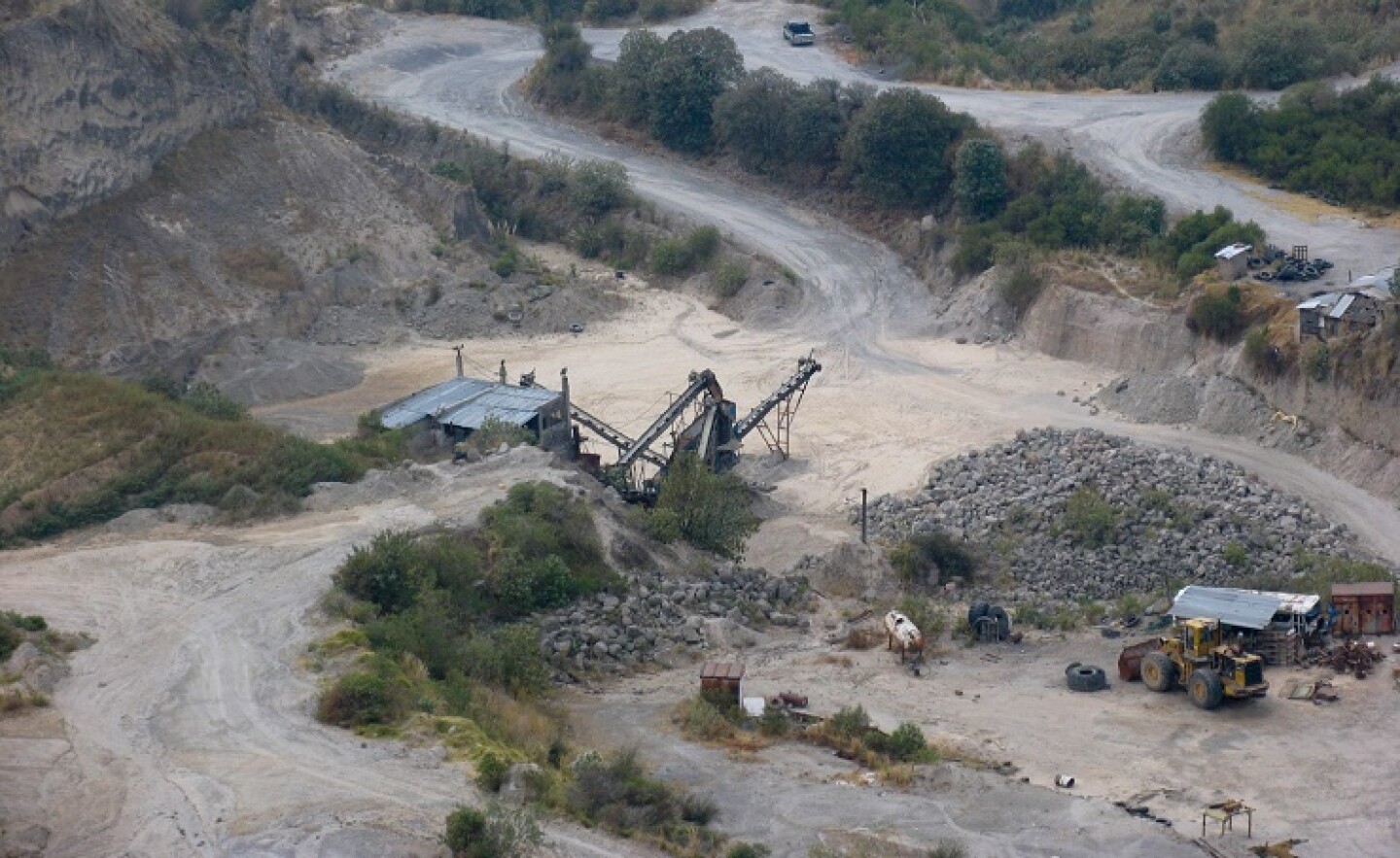 IXTAPALUCA, ESTADO DE MÉXICO, 05FEBRERO2017.- En la comunidad de Zoquiapan se siguen saqueando y explotando las minas, en las imágenes se observa como se están acabando los cerros.FOTO: BERNANDINO HERNÁNDEZ /CUARTOSCURO.COM