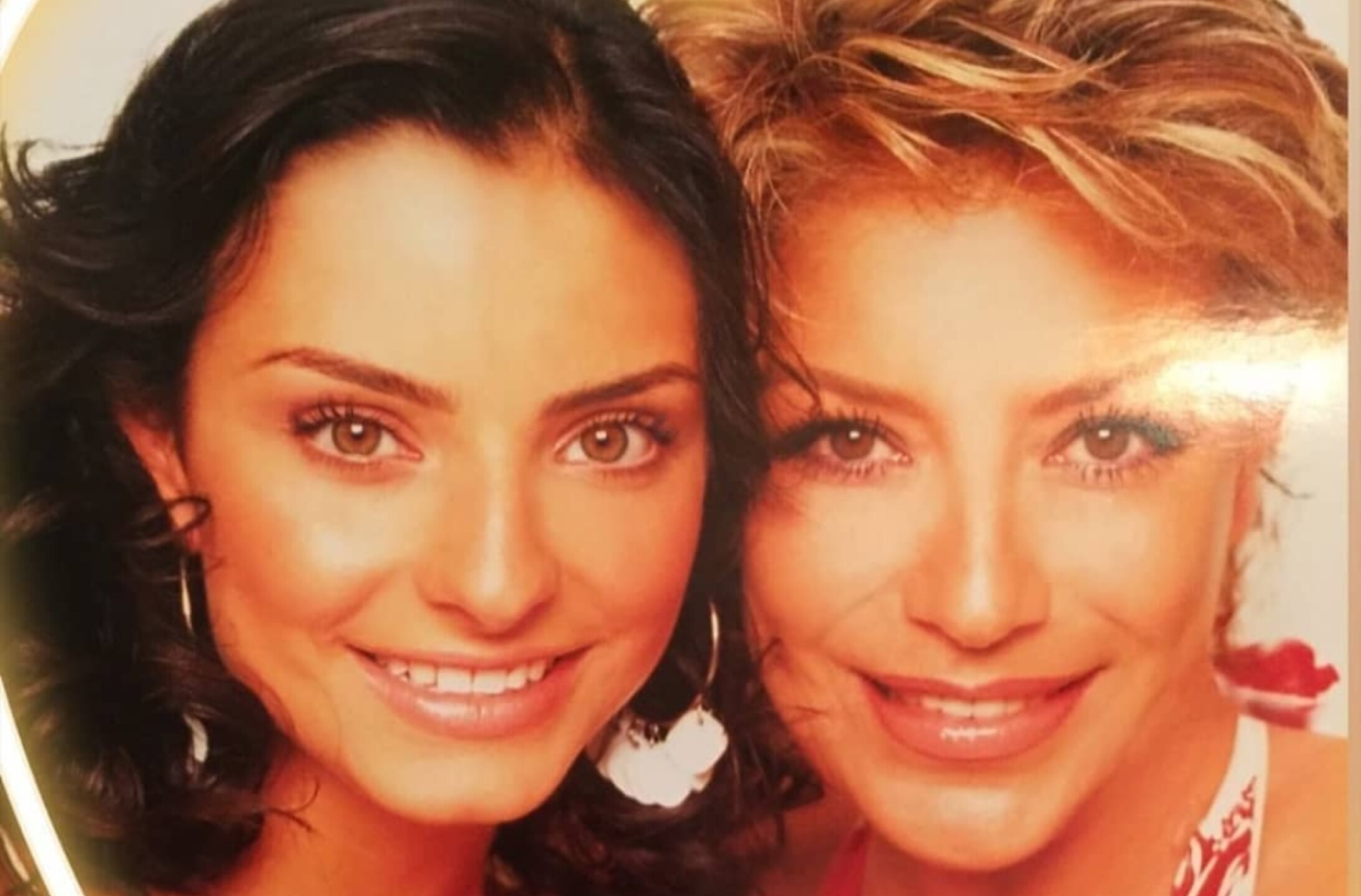 Aislinn Derbez y Gabriela Michel.jpg