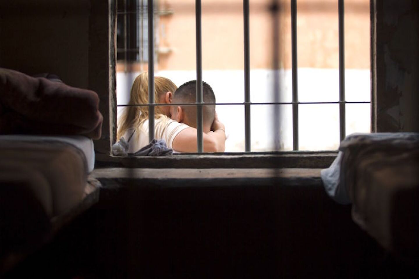 MONTERREY, NUEVO LEÓN, 21SEPTIEMBRE2019.- El Penal del Topo Chico abrió sus puertas en 1943, ubicado al poniente de la ciudad de Monterrey, el cual ha sido escenario de violencia en diversas ocasiones. El motín de 1980 provocó el asesinato del Capitán Alfonso Domene, entonces director del centro penitenciario, así mismo, El Centro de Reinserción Social fue reconocido por uno de los más violentos del país ya que en 2016 un motín entre cárteles rivales que operaban en la ciudad se enfrentaron, causando la muerte de 49 internos. Actualmente el penal cuenta con 2685 personas privadas de su libertad, las cuales serán reubicadas a los CERESOS de Apodaca y Cadereyta, Nuevo León, ya que el próximo 30 de septiembre, el penal del Topo Chico cerrará sus puertas para dar cabida a un centro cultural, archivo del estado, museos, entre otros proyectos.FOTO: GABRIELA PÉREZ MONTIEL /CUARTOSCURO.COM