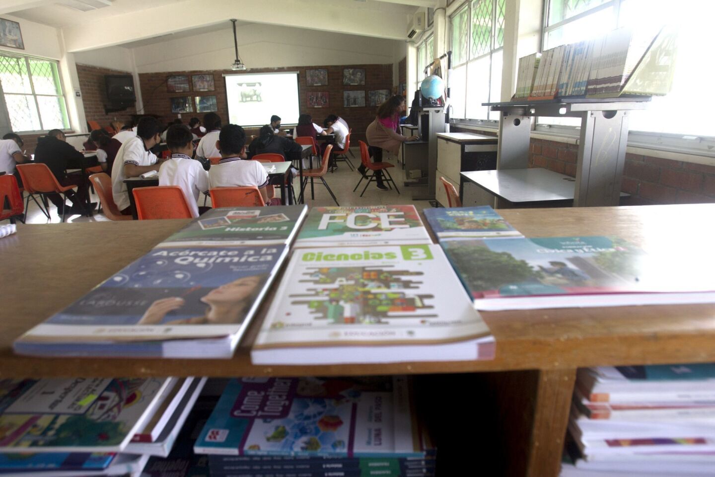 Ante la suspensión de impresión de libros de texto gratuito de la Secretaría de la Educación Pública, promovida por la Unión de Padres de Familia (UNPF), el Tribunal federal revoca el fallo. La reedición de los libros de texto, estarían en circulación el próximo ciclo escolar 2023-2024.