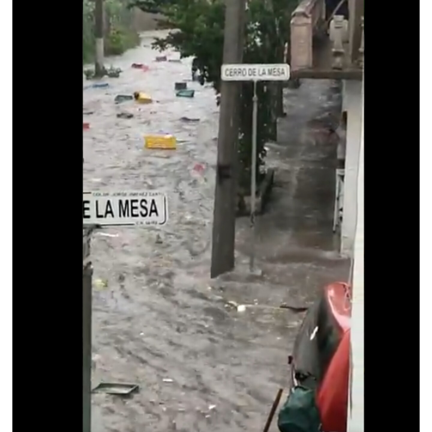 Sigue búsqueda de mujer que fue arrastrada por corriente en Tlalnepantla