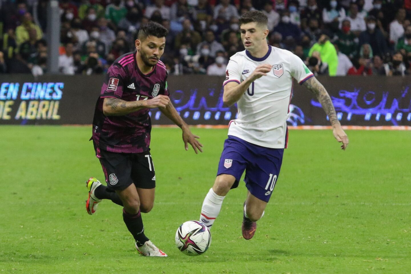 Jesús Manuel Corona, delantero de la Selección Mexicana, enfrenta la marca de Christian Pulisic, delantero de la Selección de Estados Unidos, en partido correspondiente a las eliminatorias rumbo a la Copa del Mundo Qatar 2022.