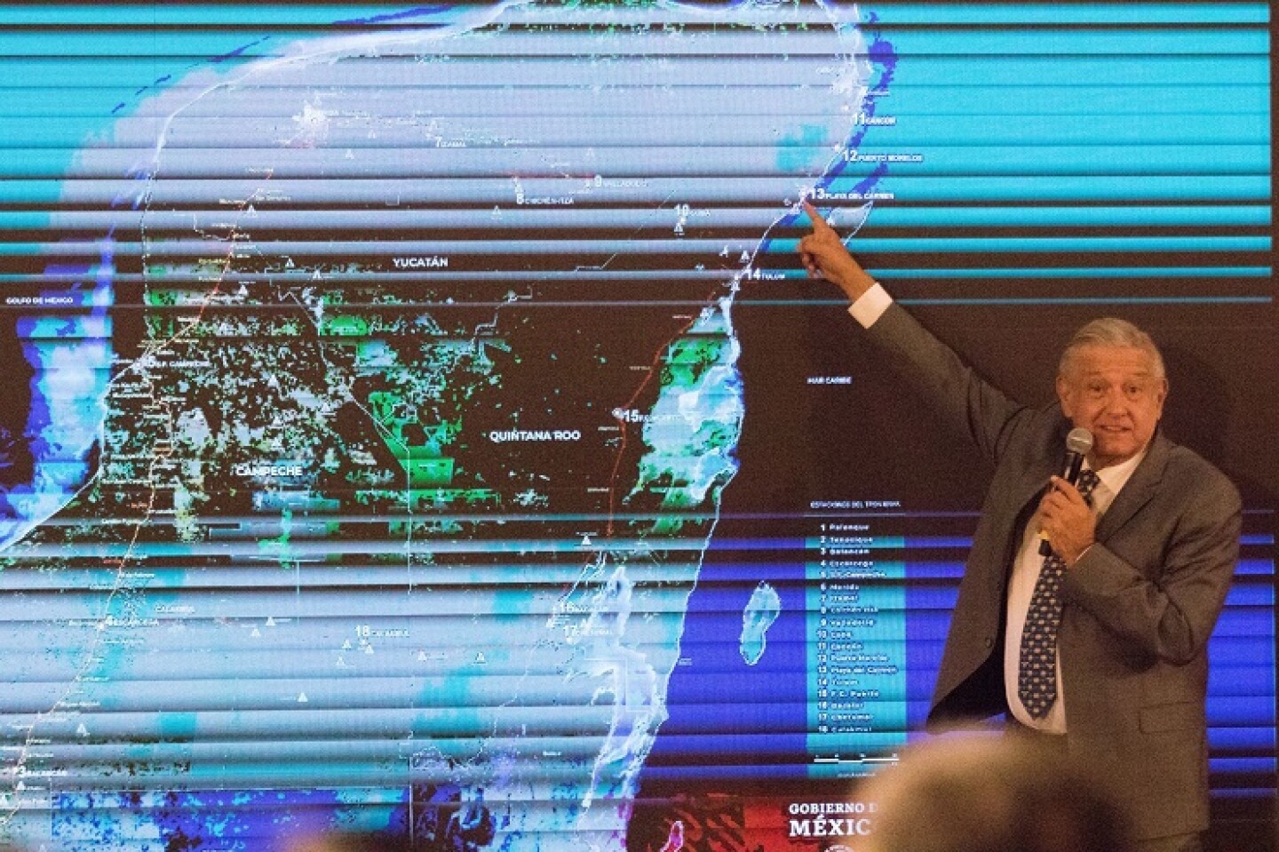 CIUDAD DE MÉXICO, 15NOVIEMBRE2019.- Andrés Manuel López Obrador, presidente de México, junto con Rogelio Jiménez Pons, titular de Fonatur; Diana Álvarez, titular de Asuntos Religiosos de Segob, y Adelfo Regino Montes, de Pueblos Indígenas, anunció el inicio de la construcción del Tren Maya, así como una consulta para saber si los pobladores están de acuerdo con esta obra.FOTO: VICTORIA VALTIERRA /CUARTOSCURO.COM