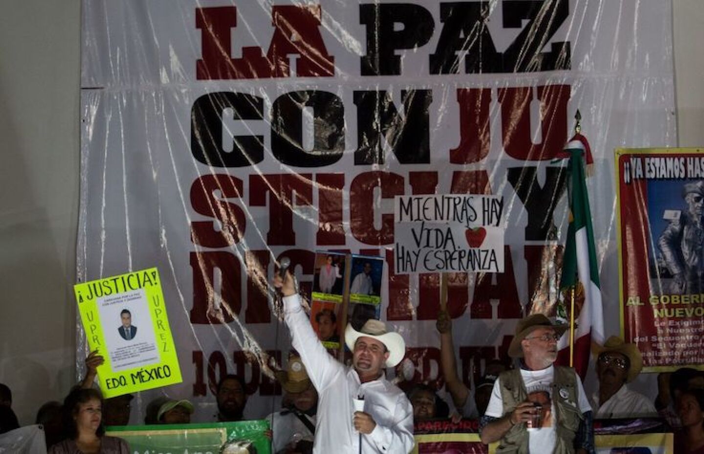 CIUDAD JUÁREZ, CHIHUAHUA, 09JUNIO2011.- Luz María Dávila, madre de dos de los jóvenes asesinados en Villas de Salvárcar, Julian Lebaron, y el poeta Javier Sicilia, encabezaron una manifestación en la Caravana por la Paz con Justicia y Dignidad y del Consuelo, en el Deportivo Villas de Salvárcar. FOTO: ISAAC ESQUIVEL/CUARTOSCURO.COM