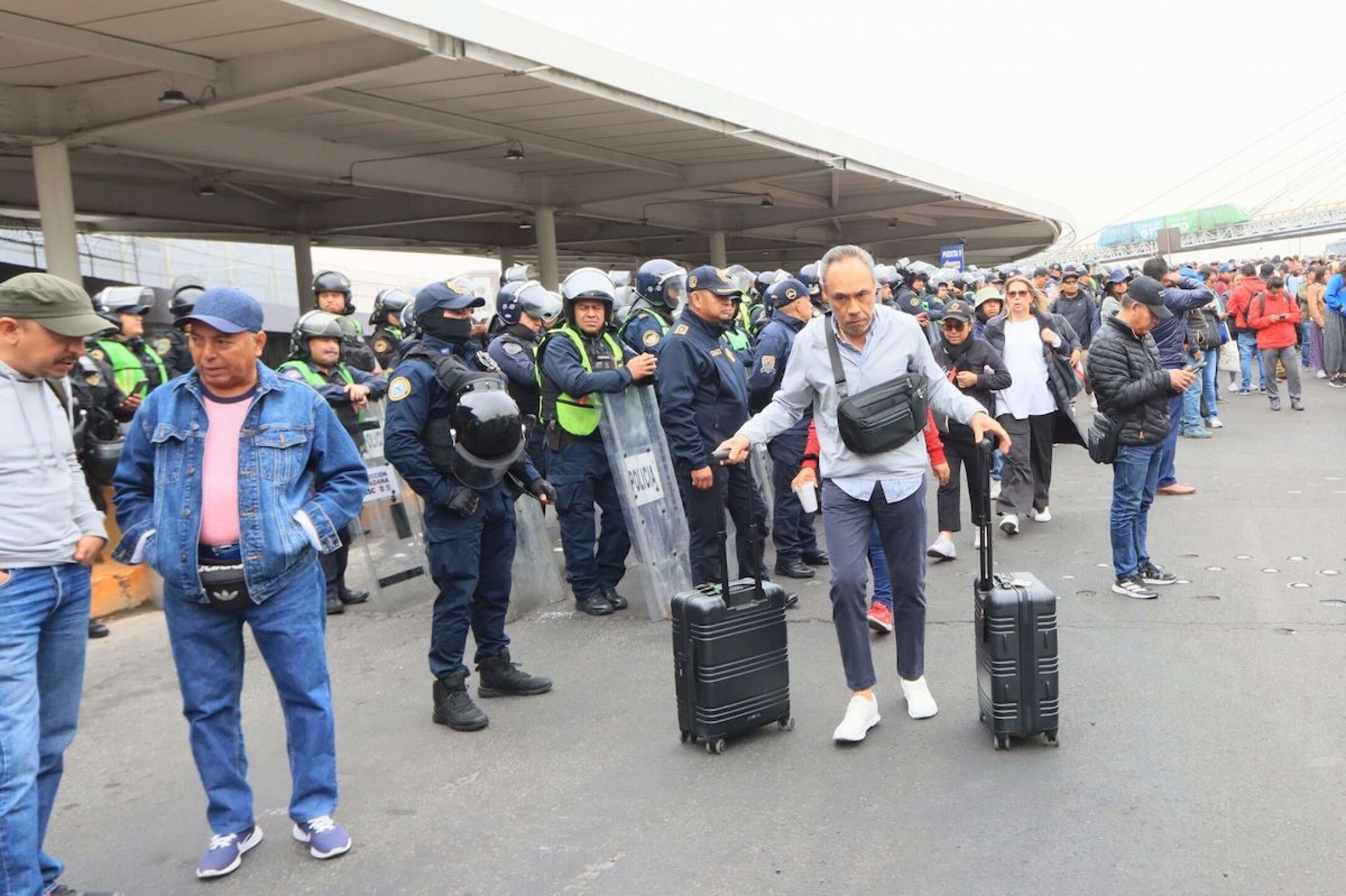 CNTE Bloquea Acceso Aeropuerto