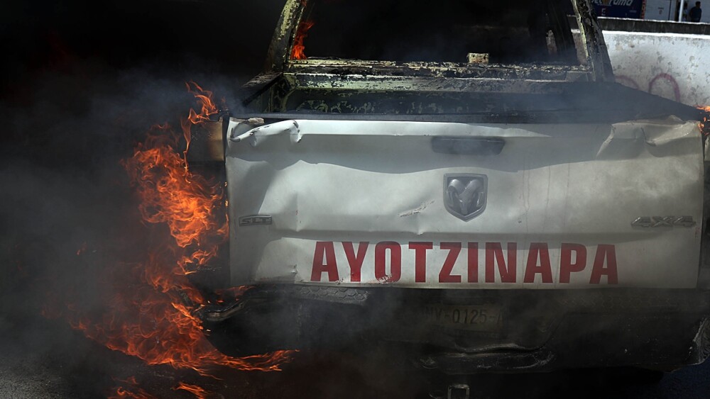 normalistas-ayotzinapa-policías-foto-efe