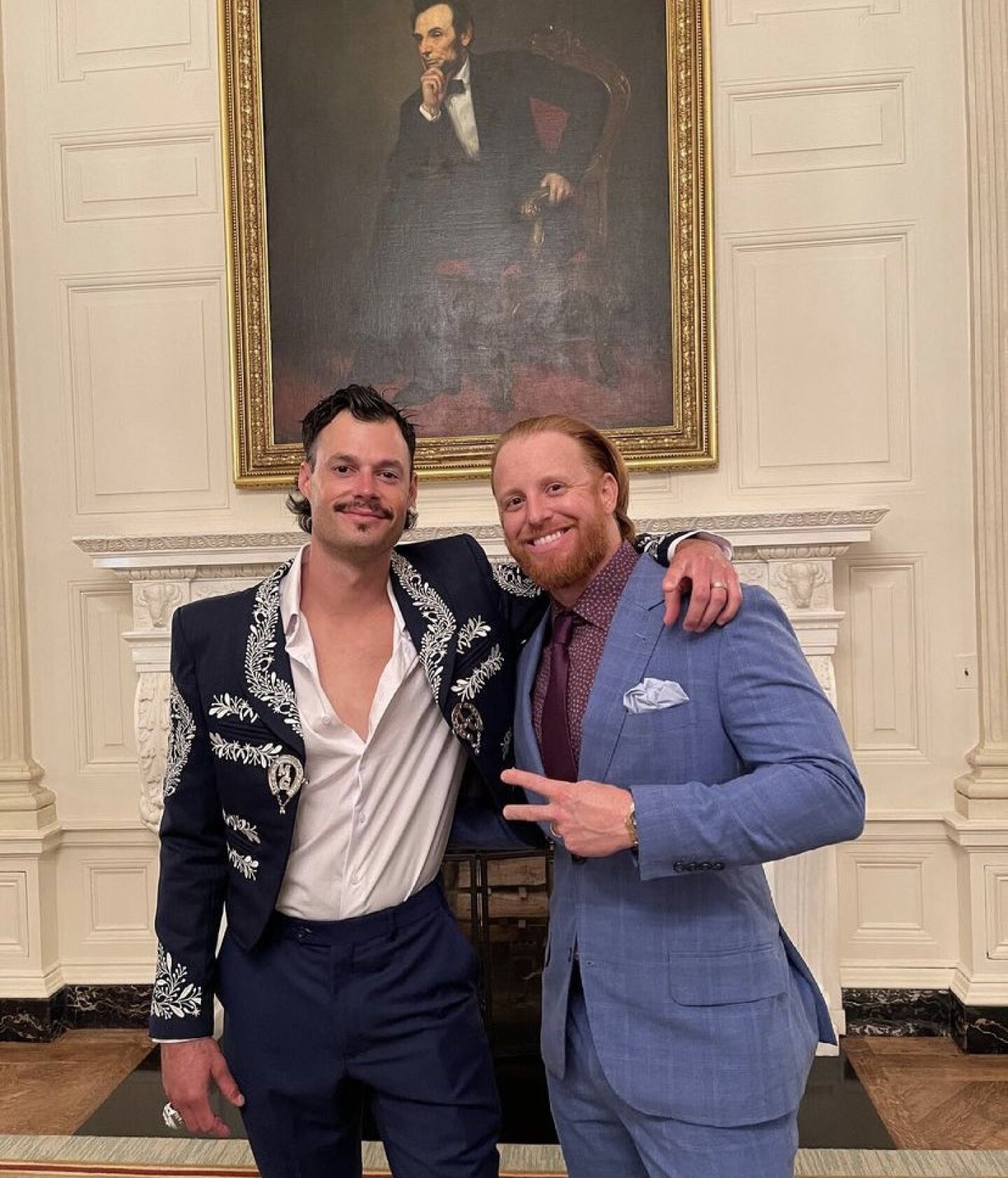 Joe Kelly asiste a reunión de Biden con traje de Mariachi