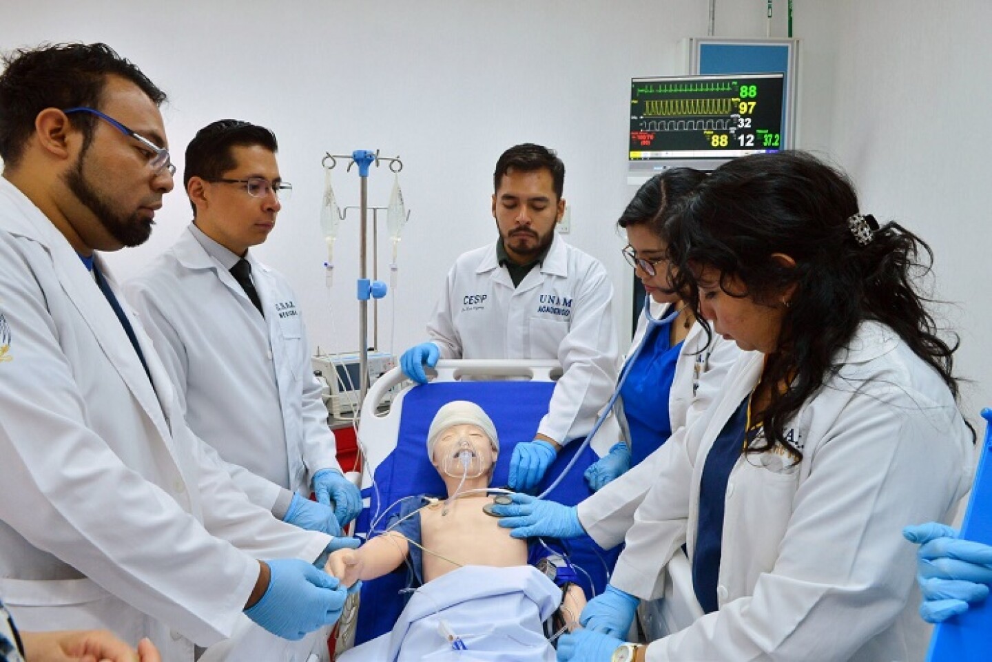 CIUDAD DE MÉXICO, 19AGOSTO2019.- Con simuladores virtuales y de alta fidelidad, la UNAM se mantiene a la vanguardia en la enseñanza de nuevos procedimientos clínicos y quirúrgicos. Médicos residentes pueden practicar, por ejemplo, la atención a una mujer embarazada con preclamsia o hemorragia obstétrica, a un bebé prematuro o a un hombre con crisis convulsivas o estado de choque, entre otras afecciones. Los nuevos equipos (simuladores de cuerpo completo, con variables de presión arterial, frecuencia cardiaca y saturación de oxígeno, entre otros) se encuentran en el Centro de Enseñanza por Simulación de Posgrado (CESIP), de la División de Posgrado de la Facultad de Medicina (FM). También cuentan con simuladores virtuales para realizar endoscopías, broncoscopías, colonoscopías, o para desarrollar habilidades técnicas en procedimientos endovasculares a nivel cerebral, o cardiovasculares, con los que se busca capacitar a médicos especialistas.FOTO: UNAM /CUARTOSCURO.COM