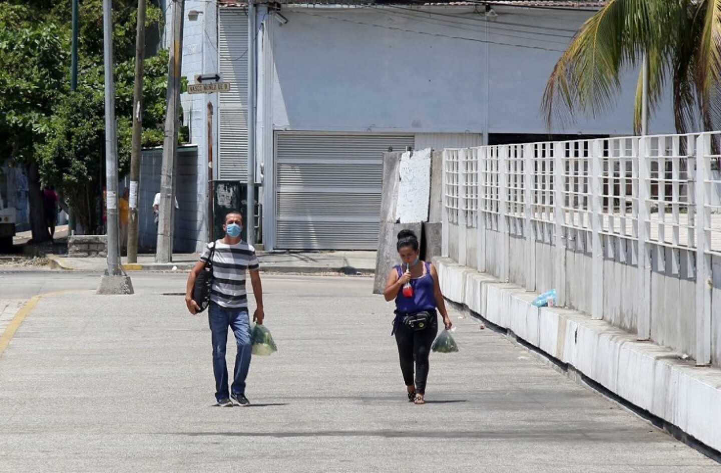 Prestadores de servicios de las playas advierten al gobierno que su situación económica es crítica esto tras el cierre de restaurantes, hoteles y demás servicios ligadas al turismo, del cual ellos viven