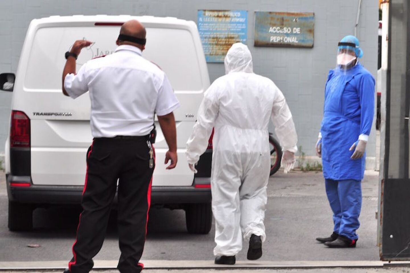 Familiares de pacientes con el virus Covid-19 esperan afuera del Hospital Regional "General Ignacio Zaragoza"