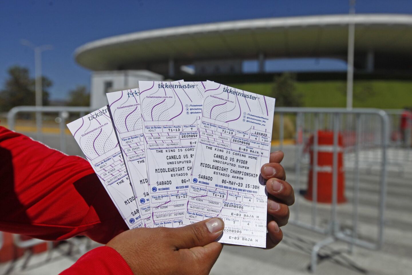 Una persona que compro sus boletos para la pelea que sostendrán Saúl “Canelo” Álvarez frente al ingles John Ryder el próximo 6 de mayo en el Estadio Akron, muestra sus tickets para ya mencionado show.