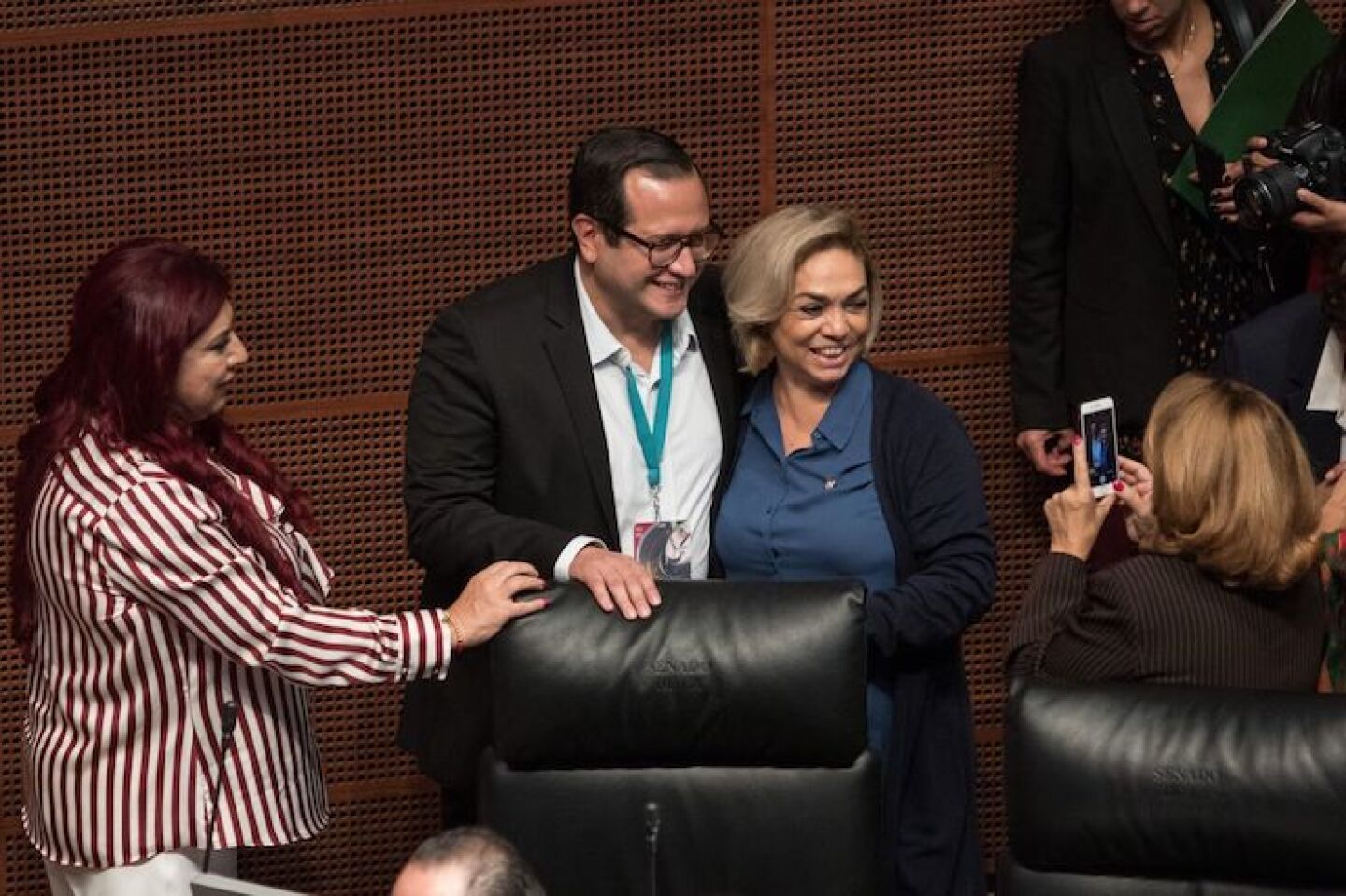 CIUDAD DE MÉXICO, 27NOVIEMBRE2018.- José Ramón López Beltrán, hijo mayor del presidente electo, Andrés Manuel López Obrador, acudió al pleno del Senado de la República en donde saludó a gran parte de los legisladores.FOTO: MISAEL VALTIERRA /CUARTOSCURO.COM