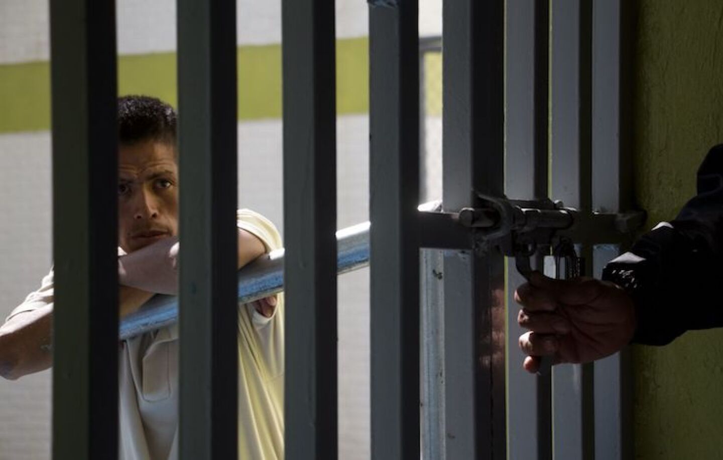 CIUDAD DE MÉXICO, 28NOVIEMBRE2019.- Hombres se dedican a pintar, coser, bordar, empaquetar, teñir, serigrafía entre otros para tener un ingreso durante el cumplimiento de su sentencia en el Centro de Ejecución de Sanciones Penales Varonil Norte. FOTO: ANDREA MURCIA /CUARTOSCURO.COM