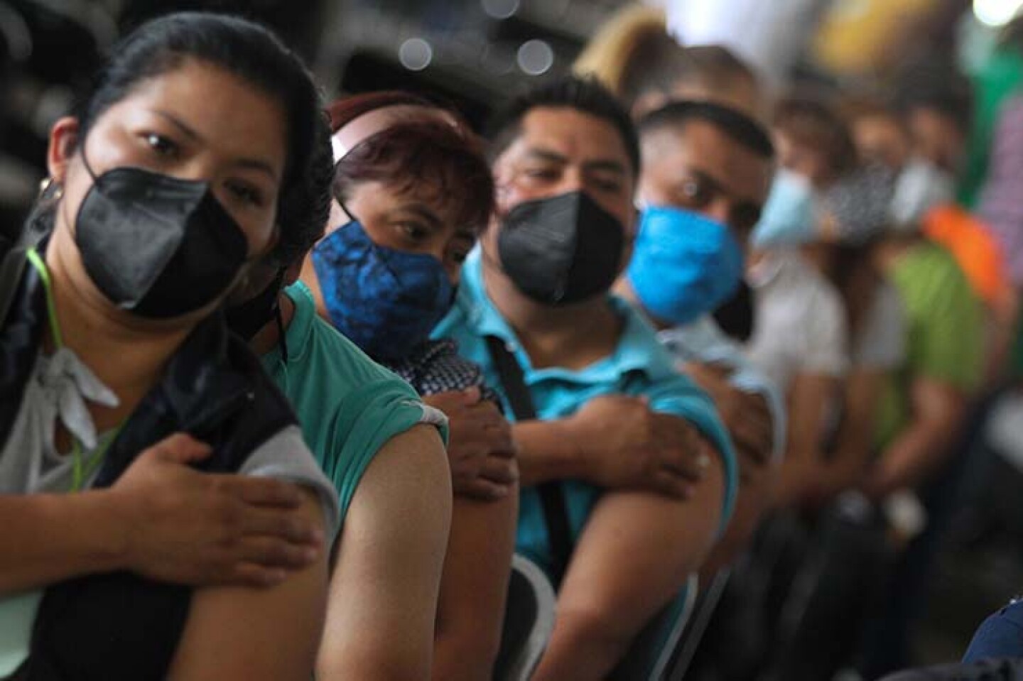 Adultos de 40 a 49 años asistieron a la aplicación de la primera dosis de la vacuna Astra Zeneca contra Covid-19, en la sede de Telecomunicaciones de México