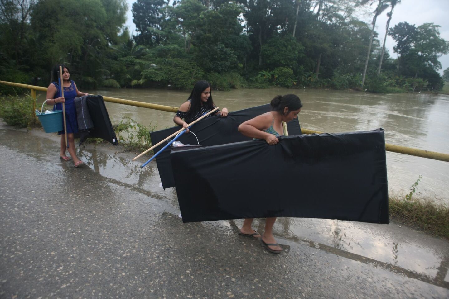 Elementos del Ejército Nacional entregaron kits de apoyo a pobladores damnificados por las lluvias y las crecientes de los rios.