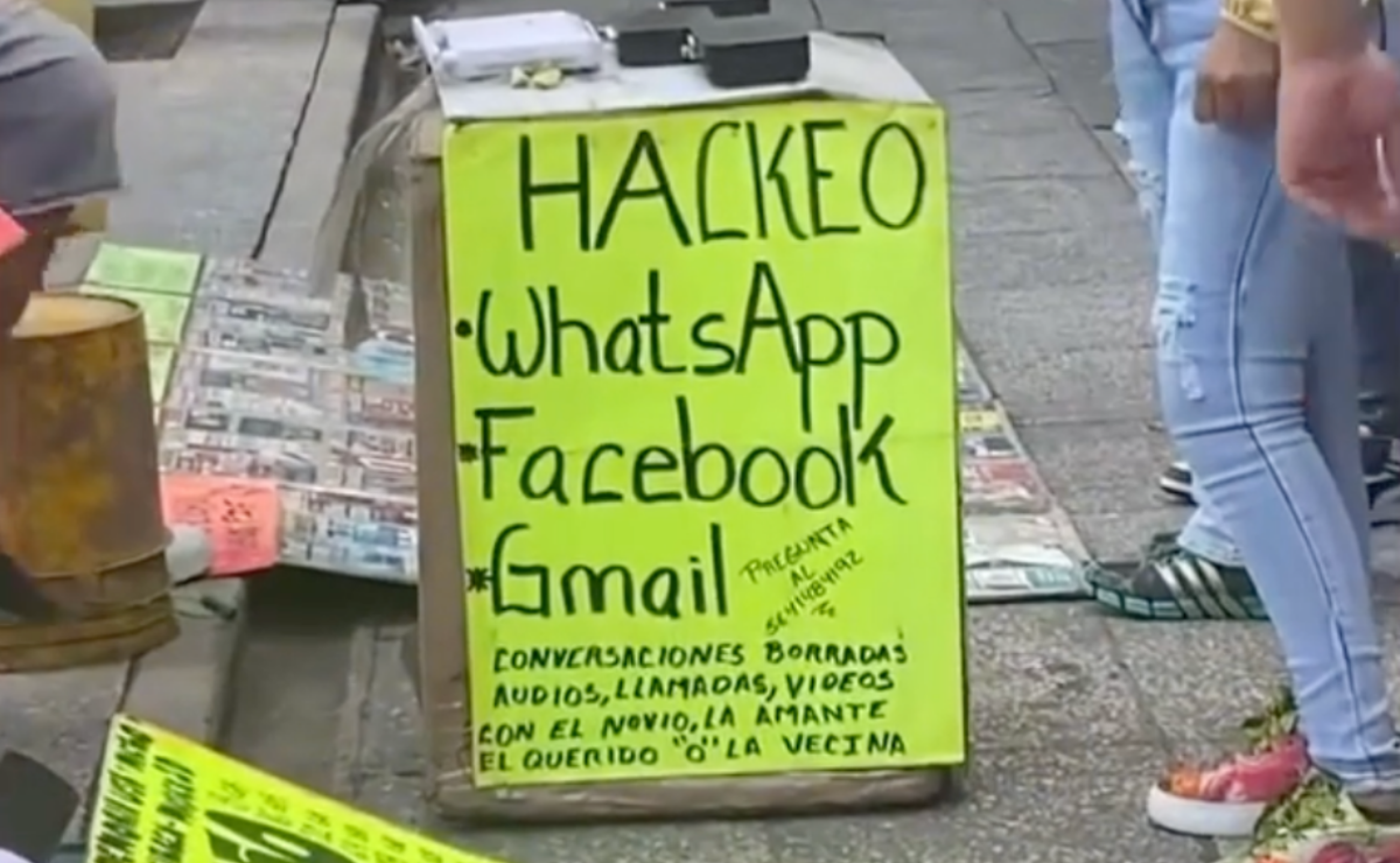 puesto-callejero-ofrece-hackeo-de-whatsapp-en-al-via-publica-en-cdmx.png