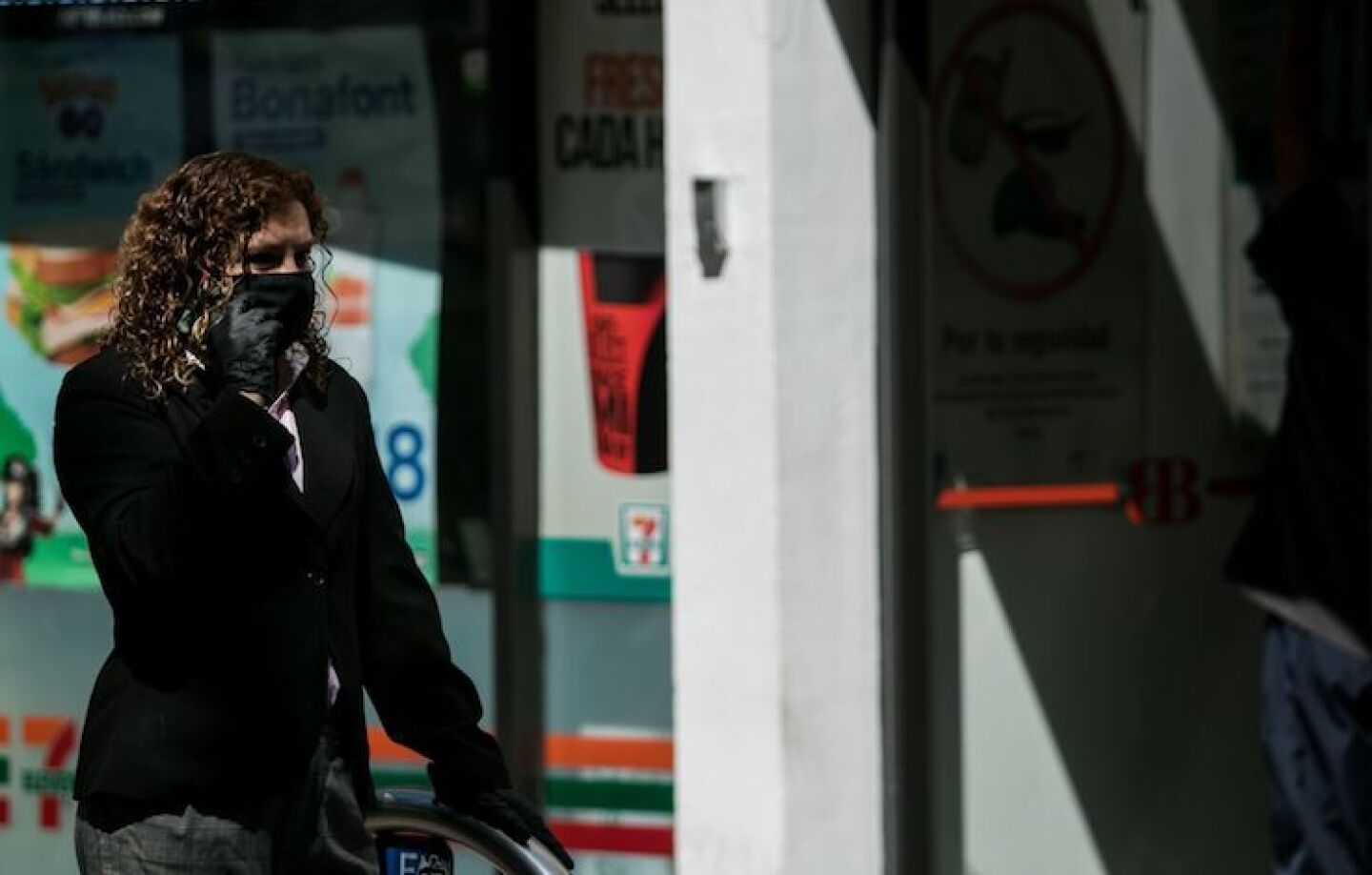 Medidas de prevención ante la entrada en la fase 2 de contagio de Covid-19,  sobre avenida Paseo de la Reforma.