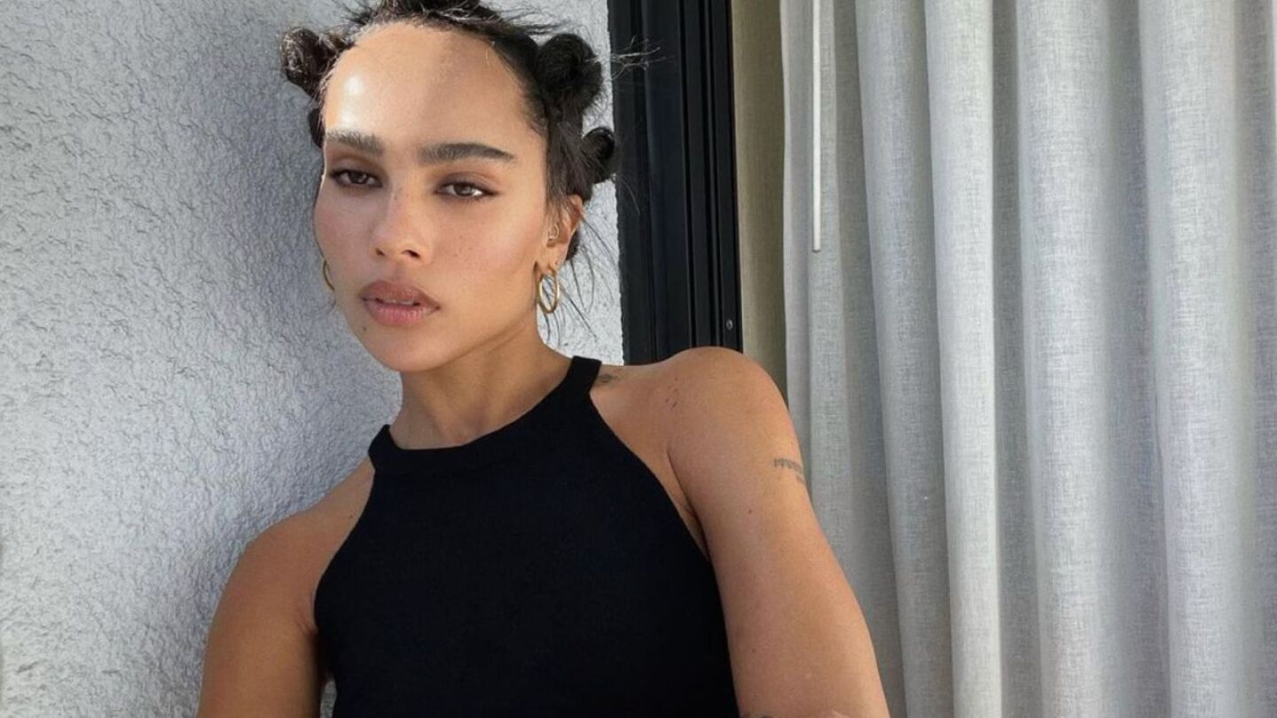 Zoë Kravitz decide unirse a la tendencia de borrar sus tatuajes