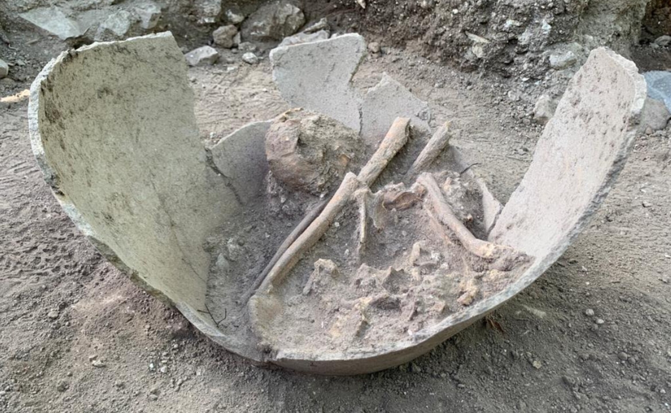 inah_cadaver_osamenta_humana_anillo_jade_campeche_1