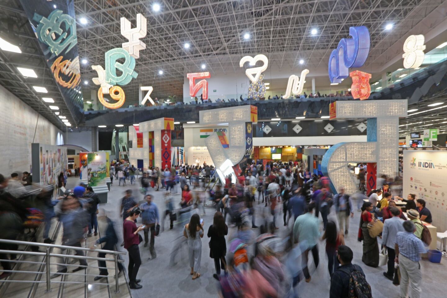 GUADALAJARA, JALISCO, 02DICIEMBRE2019.- Color en torno a la edición 33 de la Feria Internacional del Libro de Guadalajara en la expo, en donde como país invitado de Honor es la India.FOTO: FERNANDO CARRANZA GARCIA / CUARTOSCURO.COM