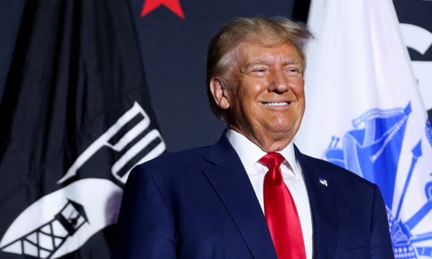 Trump sustituye a un abogado de su equipo horas antes de entregarse en la cárcel de Georgia, según informes