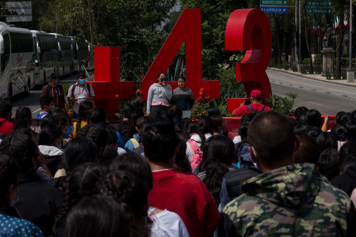Una normalista se pronuncia frente a sus compañeros en el antimonumento +43 en Paseo de la Reforma y Bucareli, a un día de cumplirse siete años de la desaparición de los 43 normalistas de Ayotzinapa.