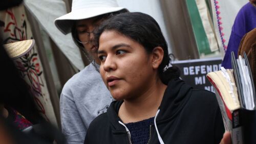 Roxana Ruiz joven de 23 años sentenciada anteriormente a 6 años por asesinar a su agresor sexual acompañada de su abogado Ángel Carrera y colectivas feministas acudió a la sentencia absolutoria  en los juzgados de Nezahualcóyotl la cual se canceló y se pasó para el martes 22.