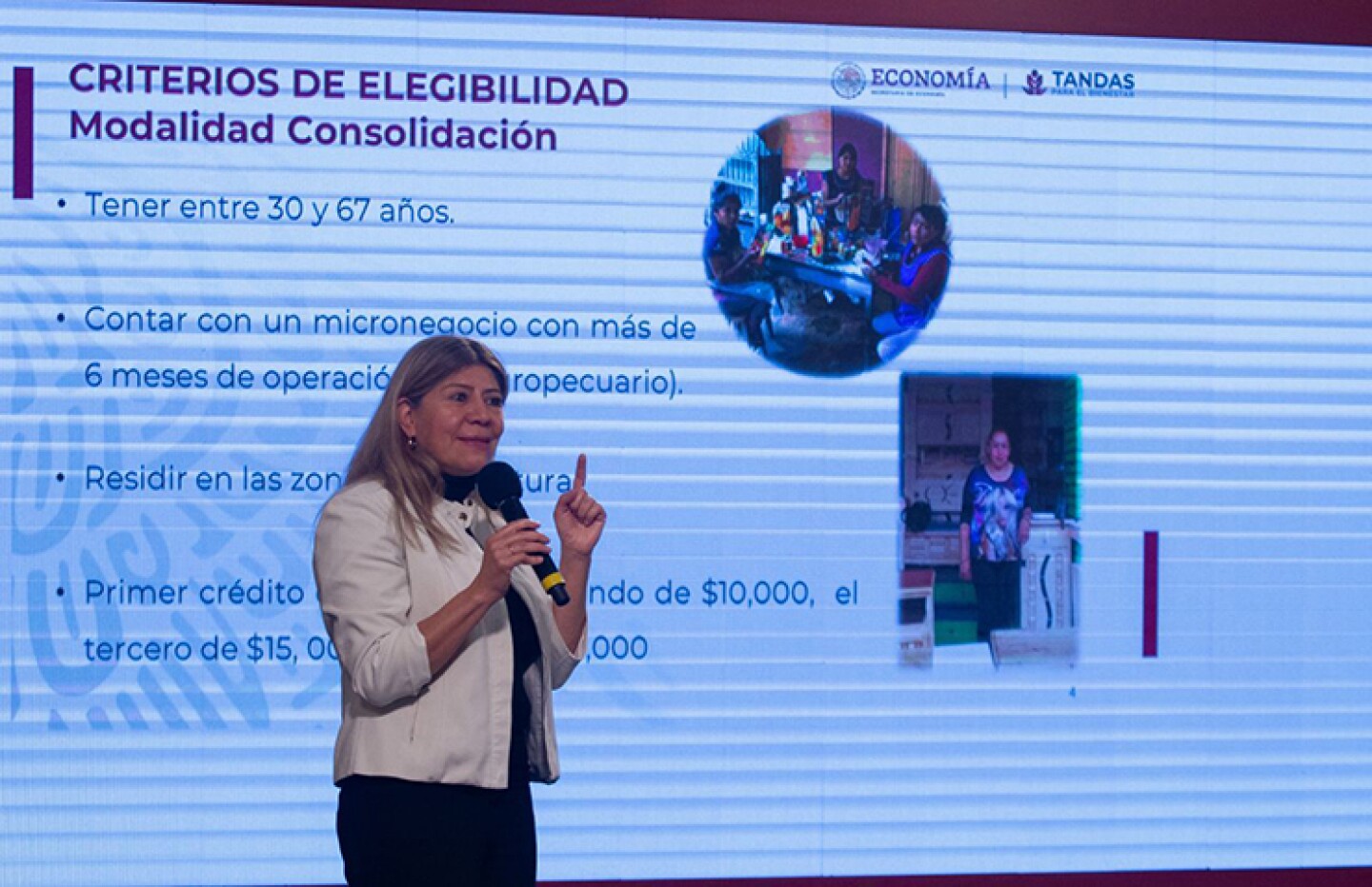 Rocío Mejía Flores, coordinadora del programa microcréditos para el bienestar, durante la conferencia vespertina sobre microcréditos, en Palacio NacionaL