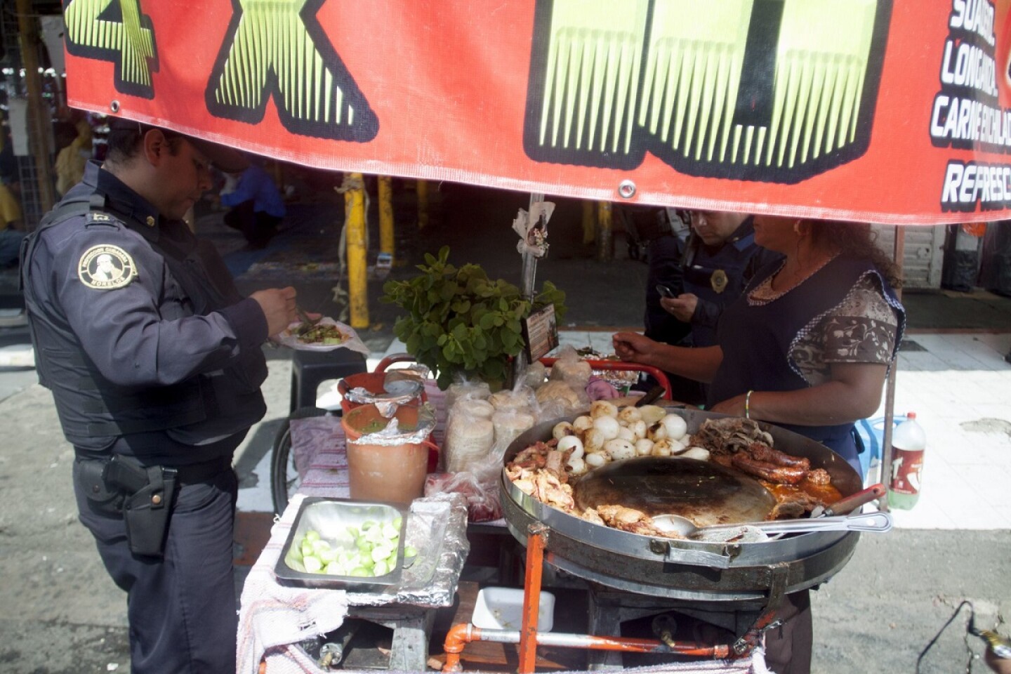 Policia Taquero taquitos comida callejera