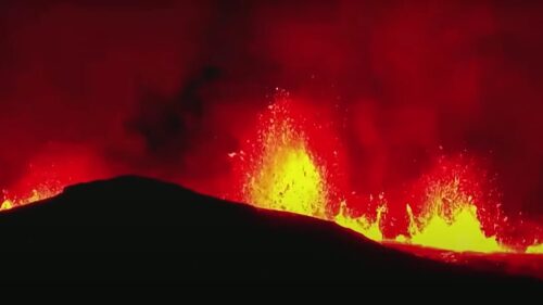 Edificios en llamas tras la erupción de un volcán en el suroeste de Islandia. Foto: Screenshot video The Guardian