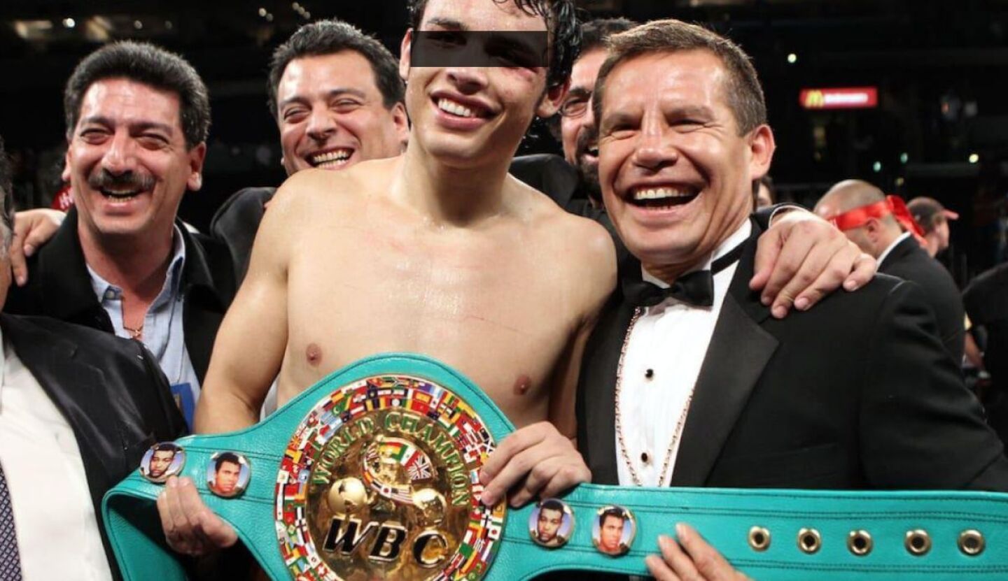 julio cesar chavez con su hijo.jpg
