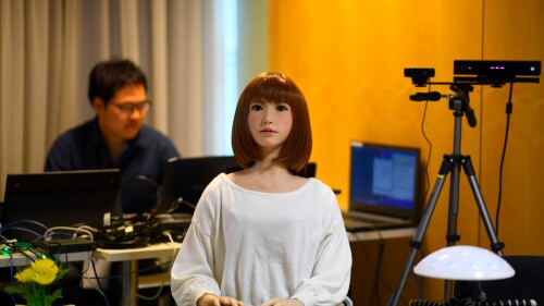Erica, la robot entrenada para reírse como humano. Foto: AFP