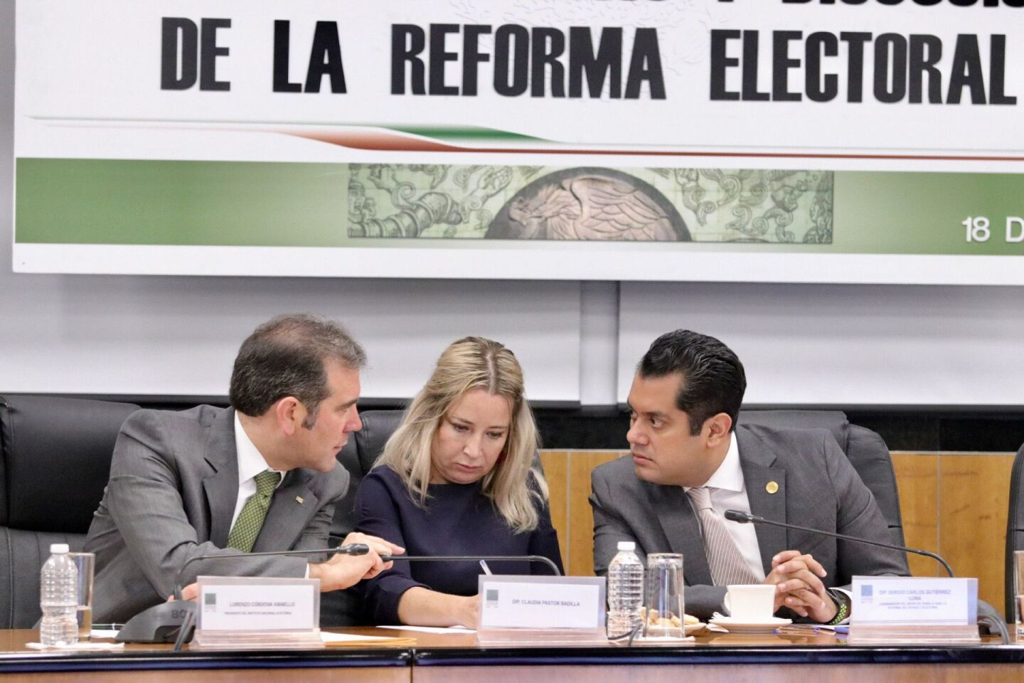 CIUDAD DE MÉXICO, 18JUNIO2019.- Lorenzo Córdova Vianello, consejero presidente del INE, y los diputados Claudia Pastor Badilla, Sergio Carlos Gutiérrez Luna, y  Miriam Guadalupe Hinojosa, durante los foros de parlamento abierto para el Análisis y Discusión de la Reforma Electoral, en la Cámara de Diputados. FOTO: CUARTOSCURO.COM