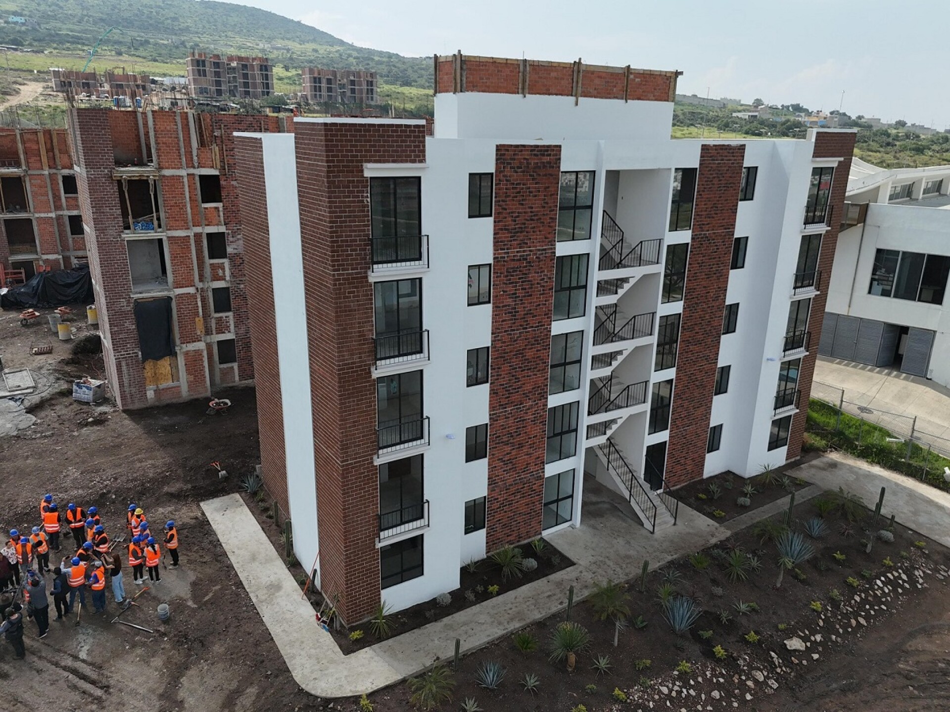 Sheinbaum supervisando la construcción de la unidad habitacional en San Agustín Tlaxiaca, Hidalgo2.jpeg