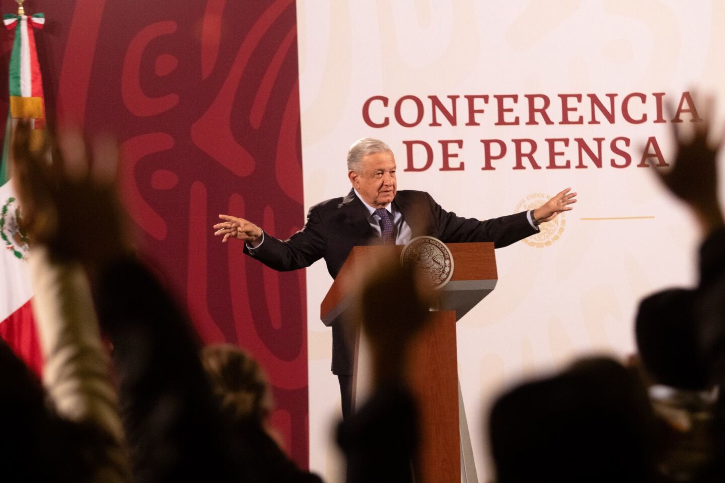 Andrés Manuel López Obrador, Presidente de México, señala a los periodistas que harán las preguntas en la mañanera.